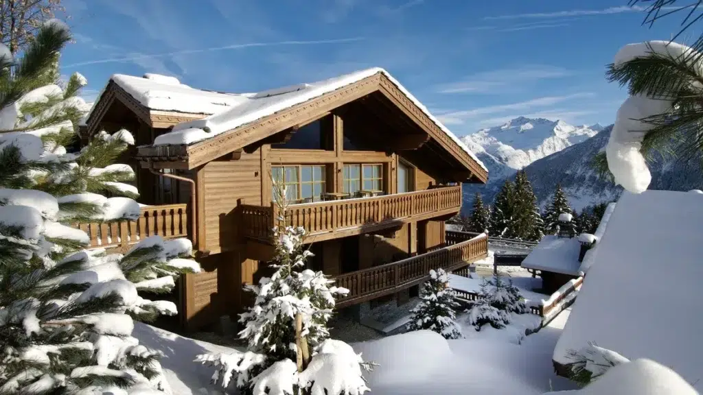 Le Chalet est une résidence de montagne exceptionnelle nichée dans le quartier exclusif de Bellecôte à Courchevel, offrant une expérience de ski inégalée au cœur des Trois Vallées. Ce chalet de prestige incarne l’élégance, le confort et les équipements de première classe, créant une toile de fond parfaite pour des vacances alpines inoubliables. Idéalement situé à quelques minutes à pied des célèbres pistes de Courchevel 1850, le Chalet accueille jusqu’à 12 personnes dans un cadre montagnard somptueux. Chalet Blanchot - Parenthèse N°6